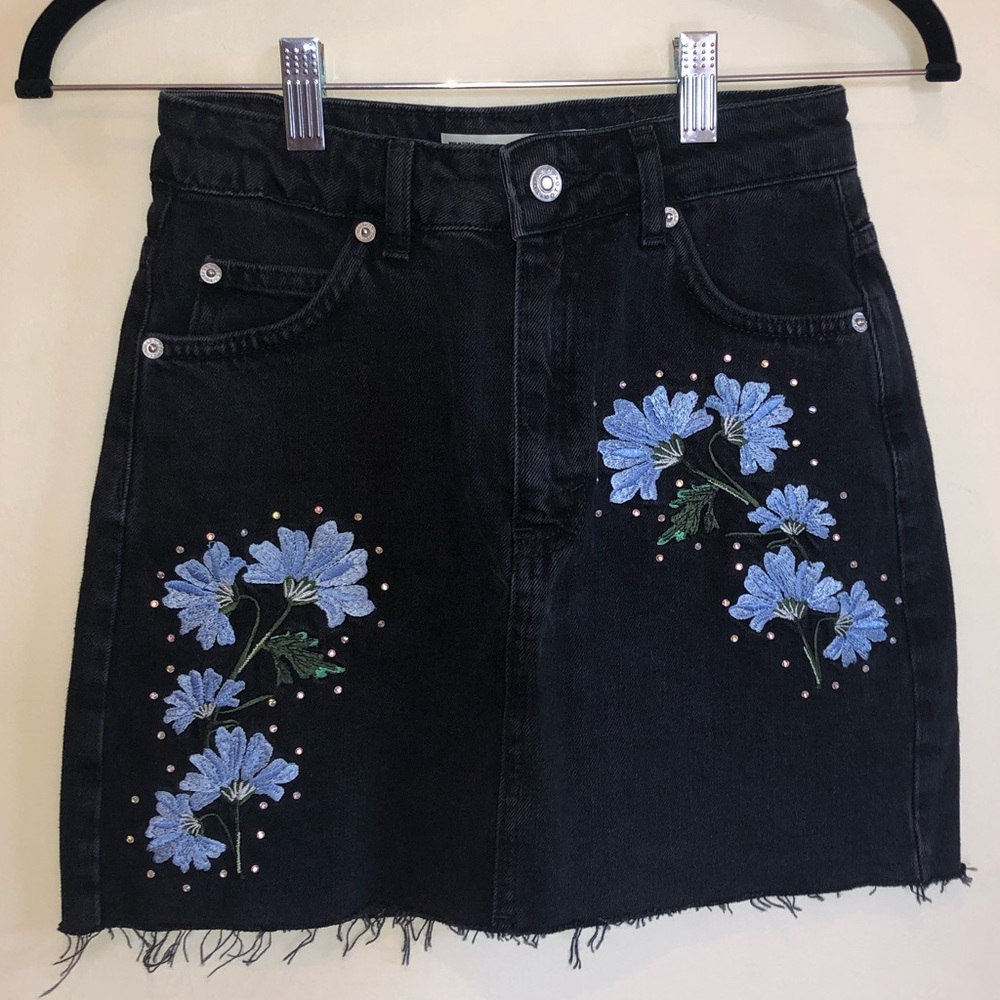 TOPSHOP FLORAL EMBROIDERED DENIM SKIRT